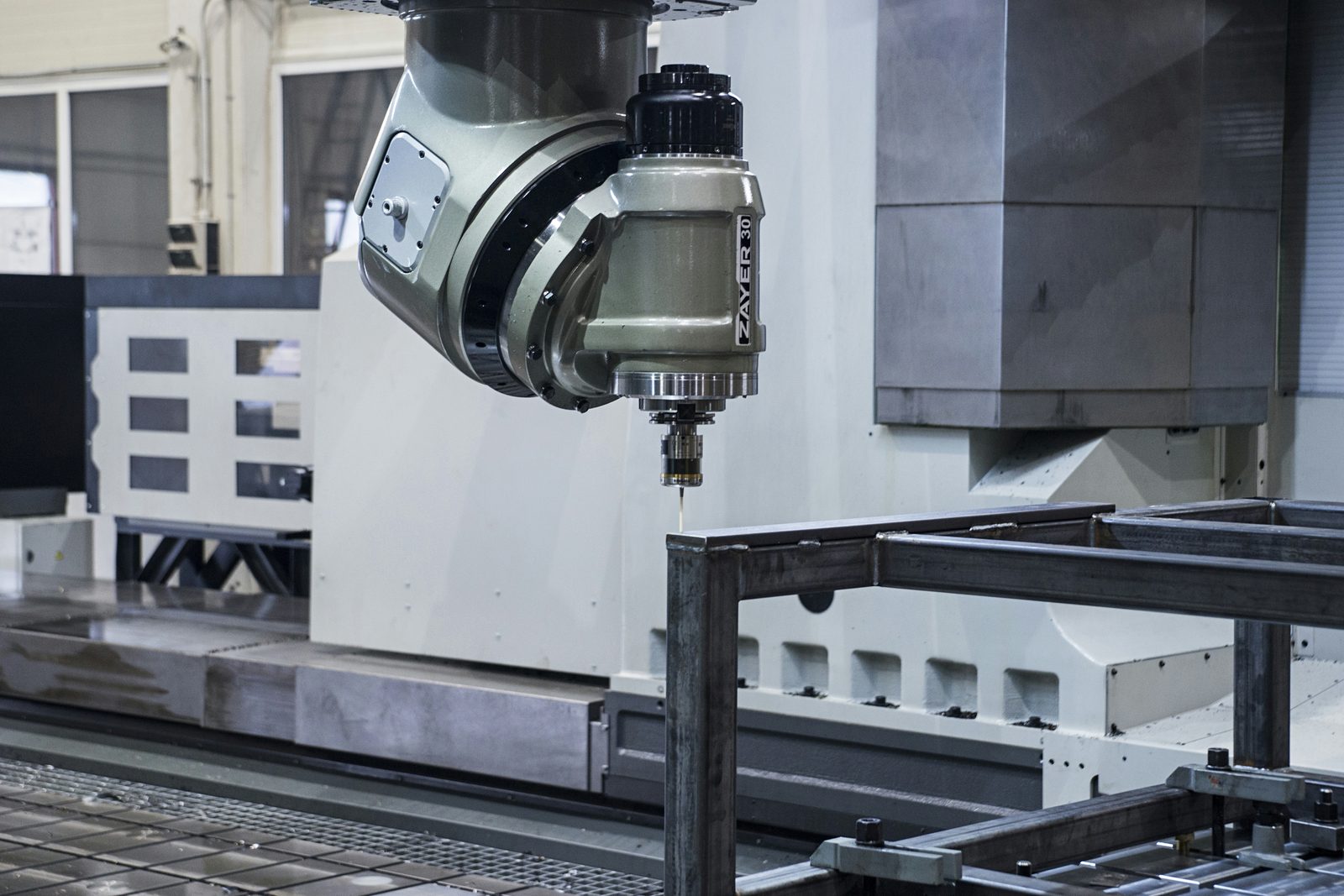 Măsurare geometrică a capului de frezat pivotant la centrul de prelucrare prin frezare CNC Zayer – Bock Lorch