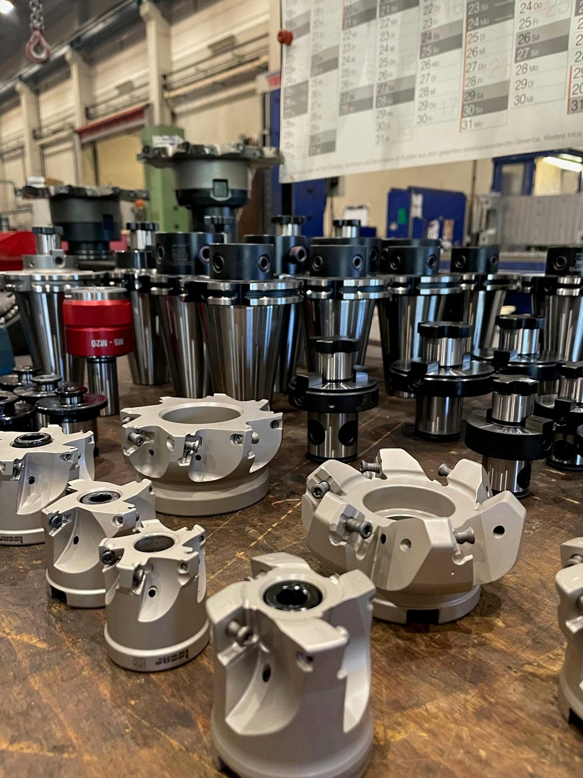 Stoc de scule cu freze și scule speciale pentru prelucrarea CNC a pieselor de mari dimensiuni – Bock Maschinenbau, Lorch