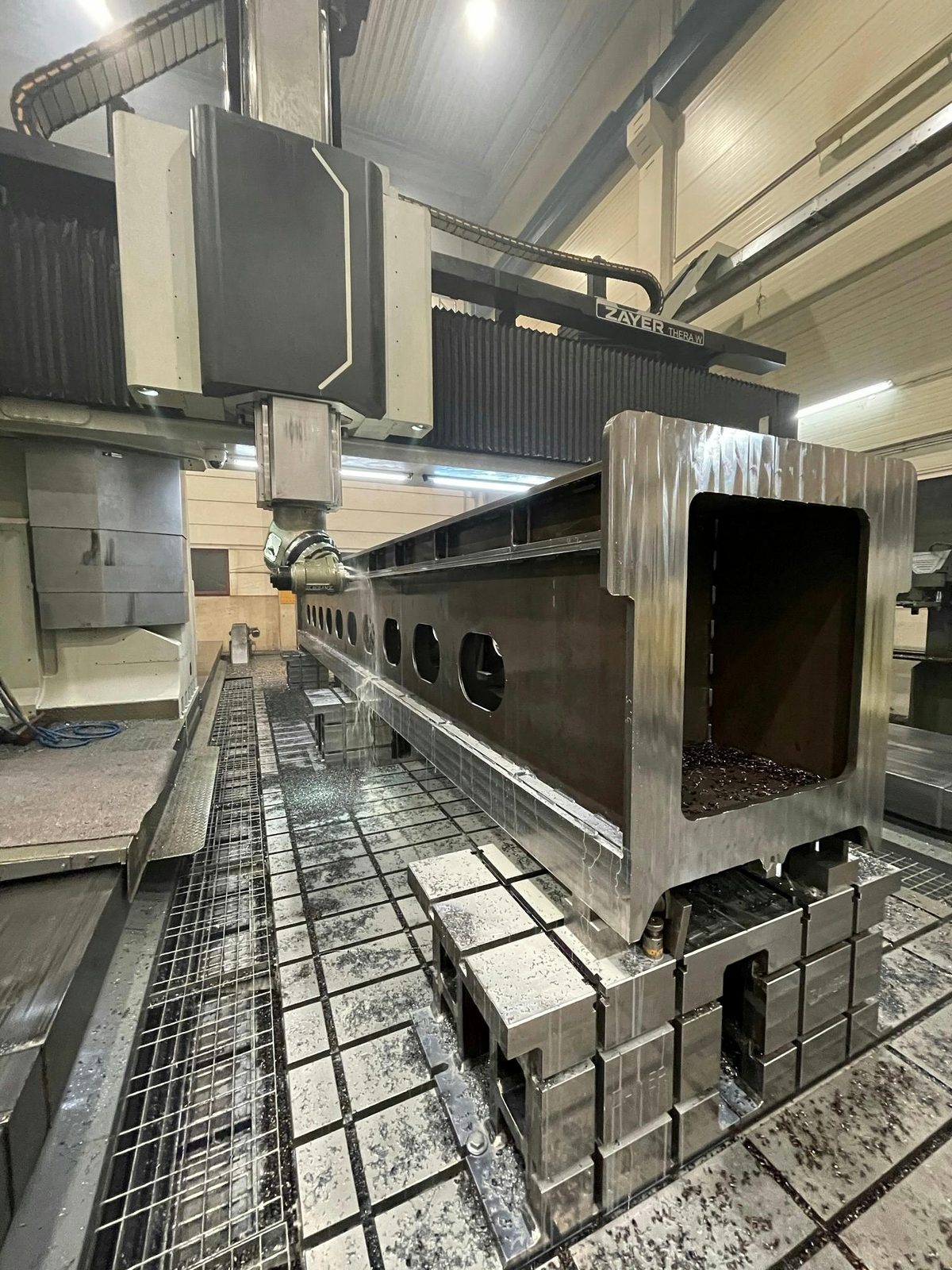 ЧПУ-обработка крупногабаритной стальной балки для строительной техники – Bock Maschinenbau, Лорх