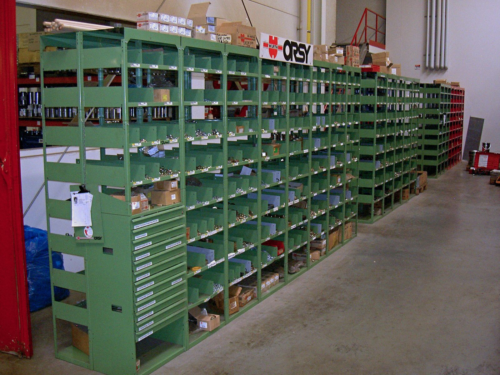 Sklad normovaných dielov so skrutkami, maticami a spojovacími prvkami pre výrobu