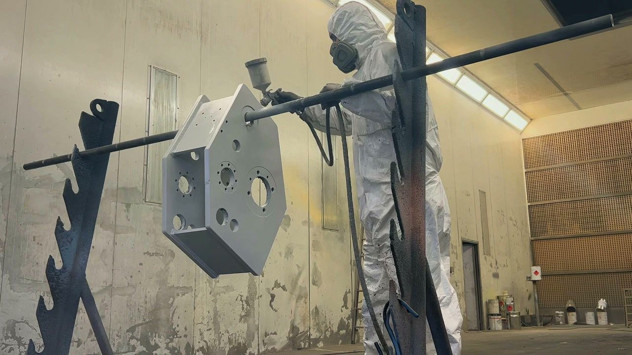 Industrijsko lakiranje v lakirni kabini – mokro lakiranje jeklenih delov pri Bock Maschinenbau