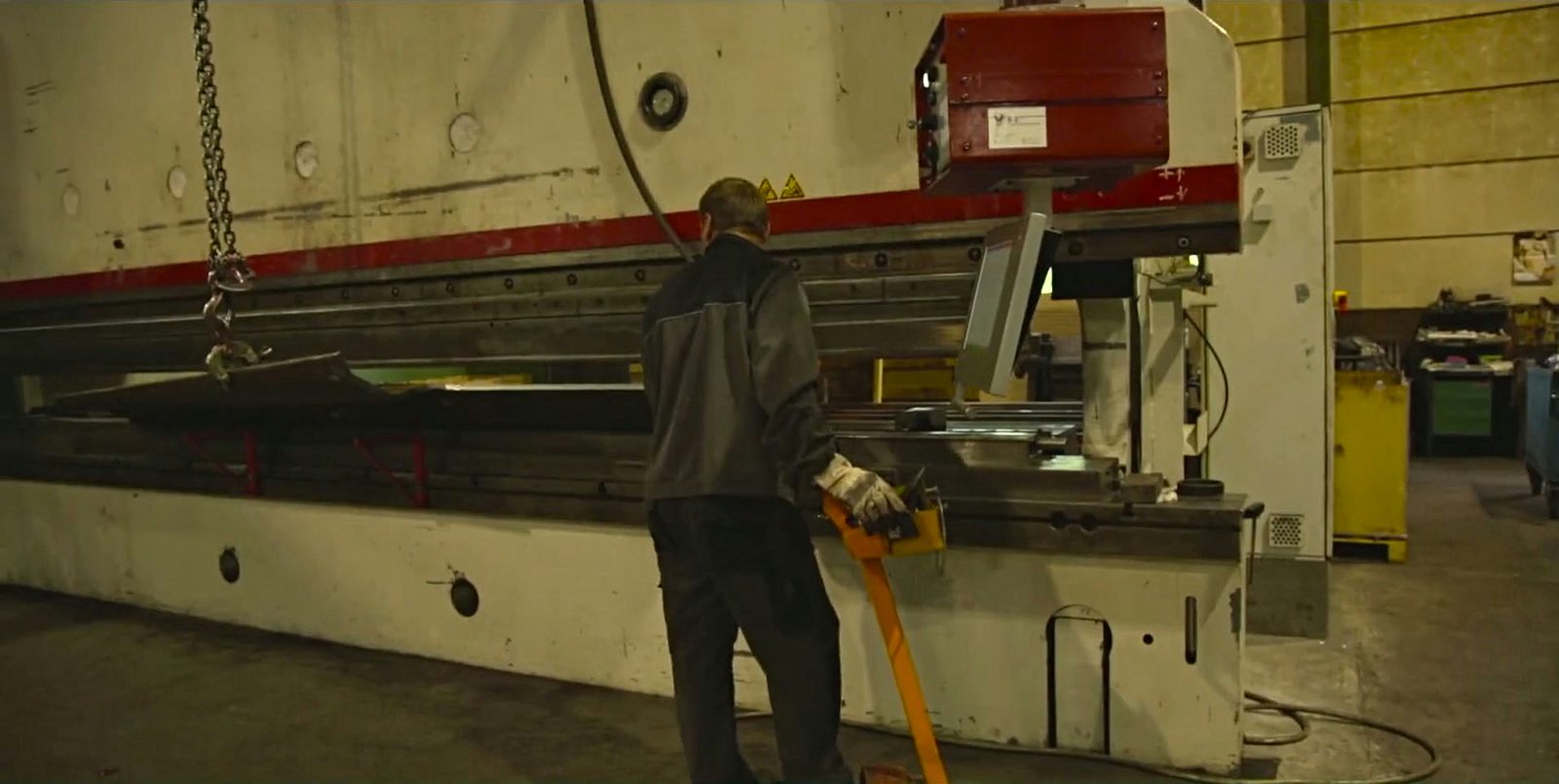 Operator në presën hidraulike palosëse gjatë palosjes së fletëve të mëdha në hallën e prodhimit të Bock Maschinenbau GmbH në Lorch