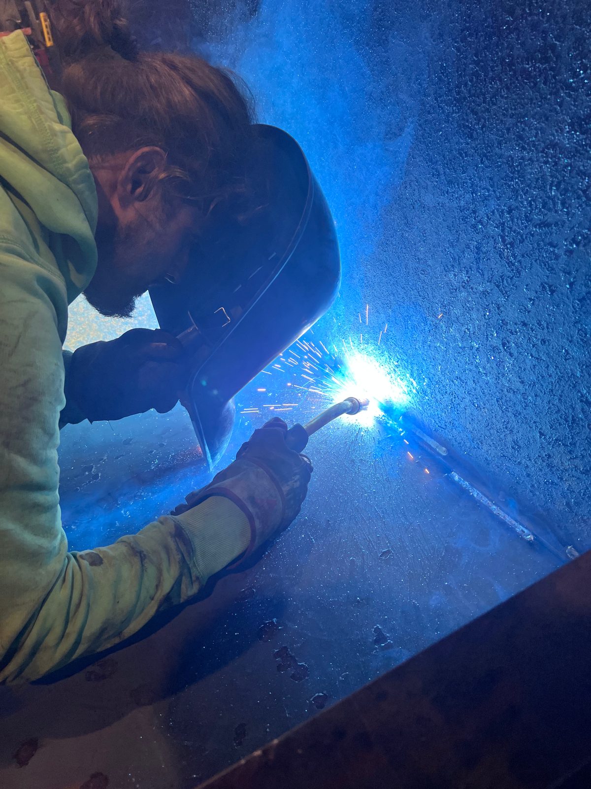 Saldator bashkon një kornizë makine në repartin e saldimit, Bock Maschinenbau në Lorch