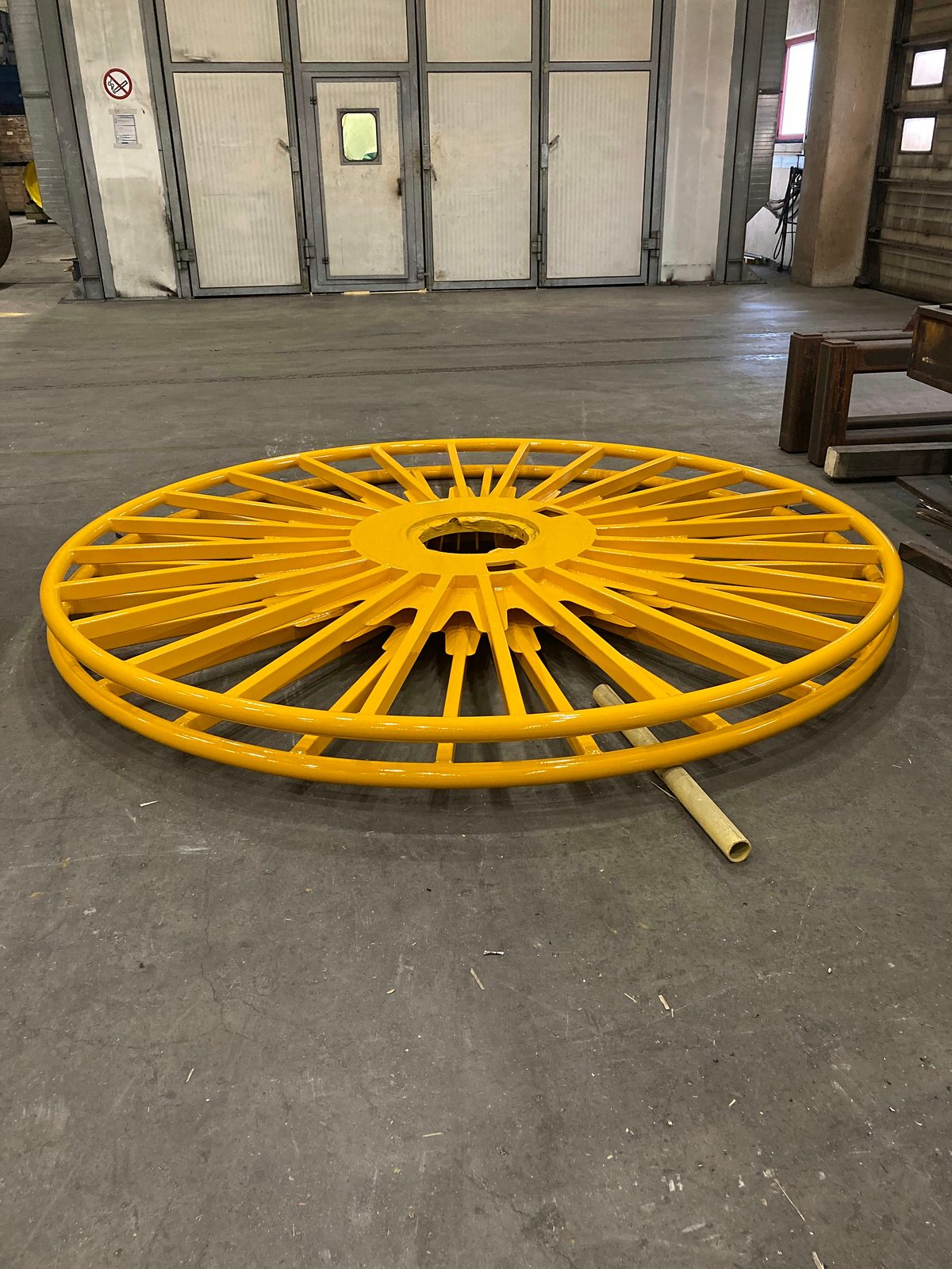 Disk anësor i lyer me të verdhë i një tamburi litari para kabinës së lyerjes – lyerje industriale EN ISO 12944 te Bock Maschinenbau Lorch