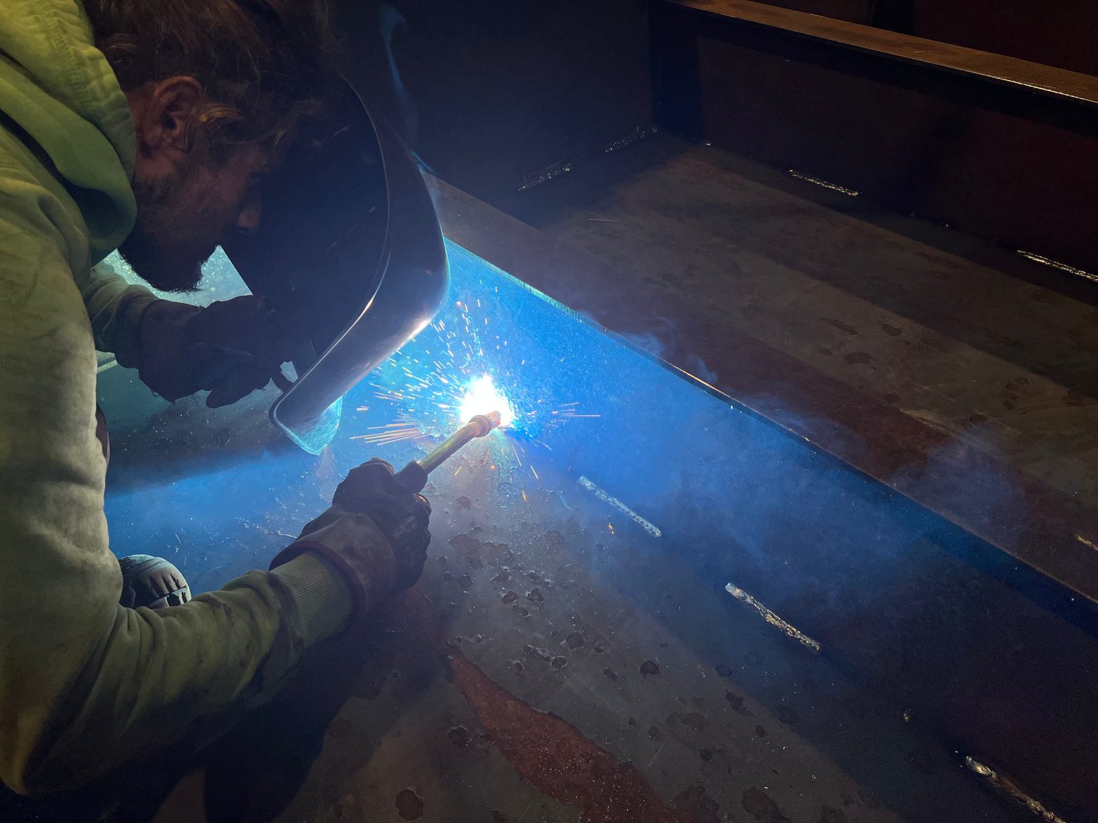 Saldator kryen tegelin në një grup çeliku për një kornizë makine – Bock Maschinenbau në Lorch