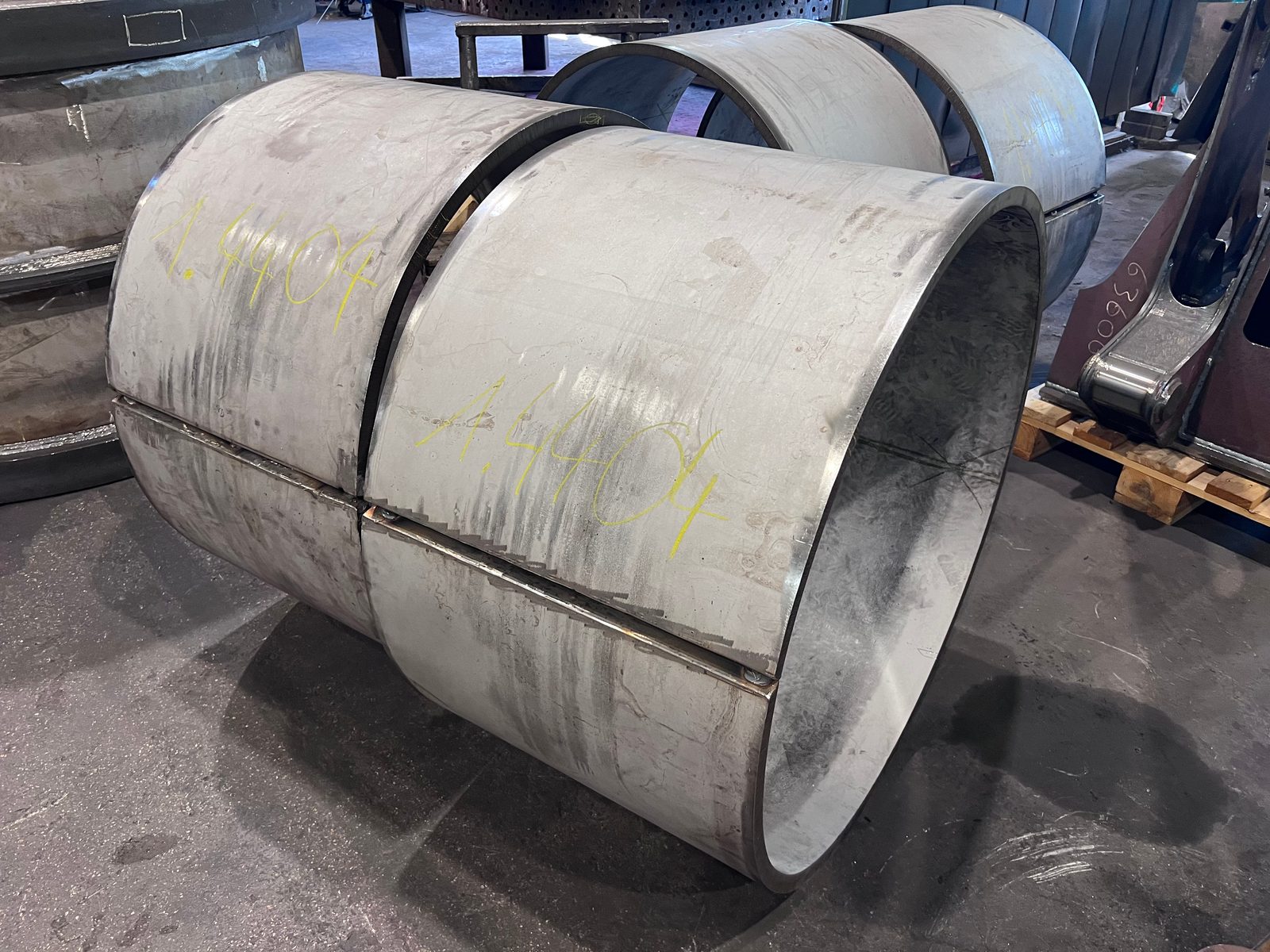 Rundvalsade cylindersektioner i rostfritt stål 1.4404 med svetsad längsfog – rundvalsa plåt för apparattillverkning hos Bock Maschinenbau, Lorch