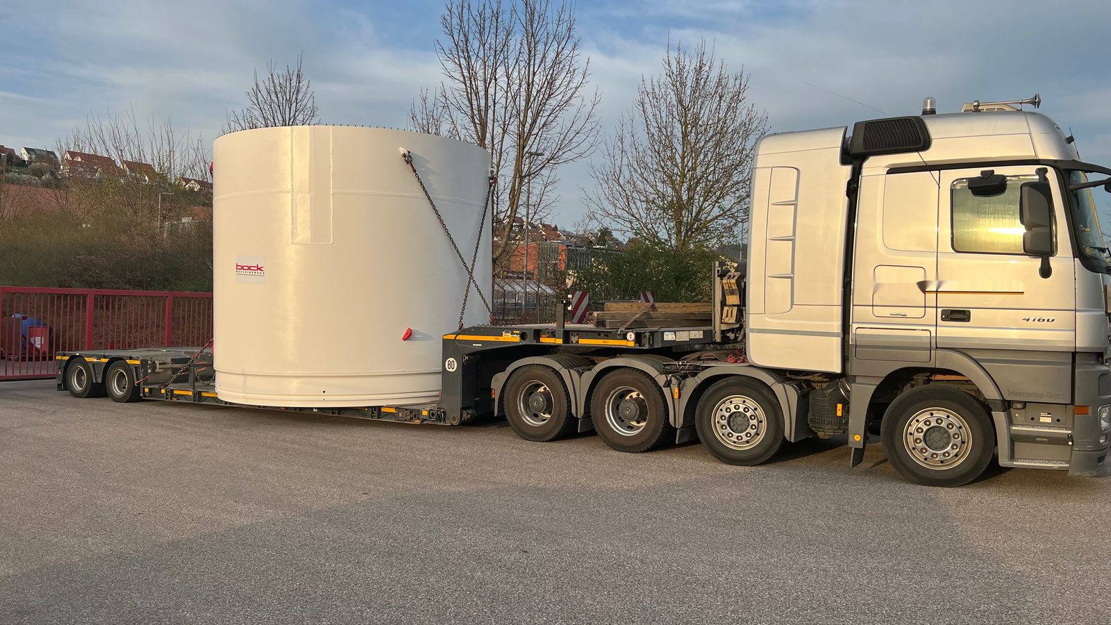 Lackerad storcylinder på trailern vid tungtransport – tunga detaljer och tillverkning av stora detaljer, Bock Maschinenbau Lorch