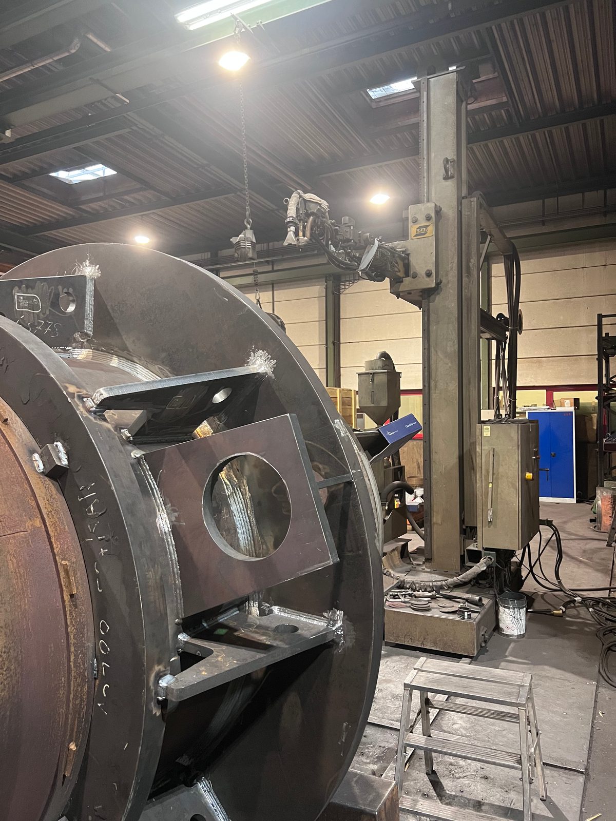 Pulverbågsvetsning DIN EN 1090-2 EXC3 – ESAB UP-svetsmast och tung svetsad stålkonstruktion med flänsring hos Bock Maschinenbau i Lorch