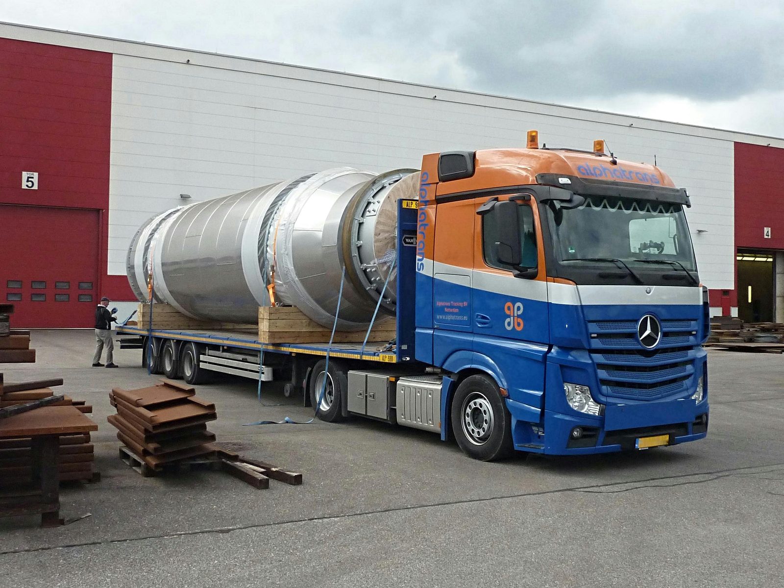 Behållare i rostfritt stål för specialtransport och tungtransport inom anläggningsteknik – specialmaskiner anläggningsteknik Bock Maschinenbau Lorch