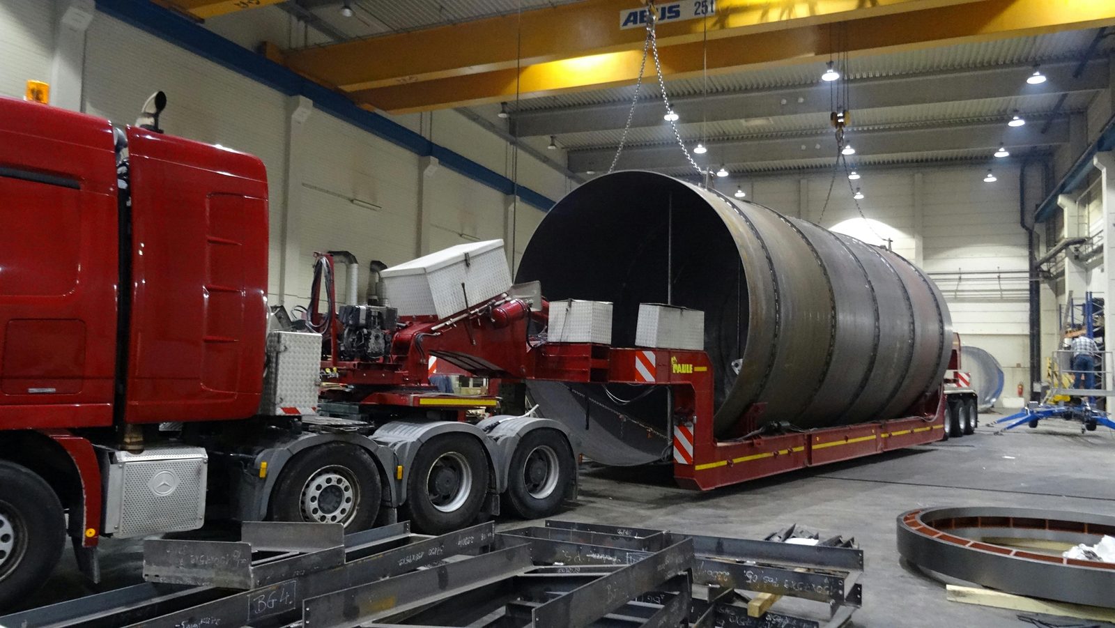 Üretim holünde büyük silindir, boru ve çelik gövdenin ağır taşıması – özel makine yapımı tesis yapımı Bock Maschinenbau Lorch