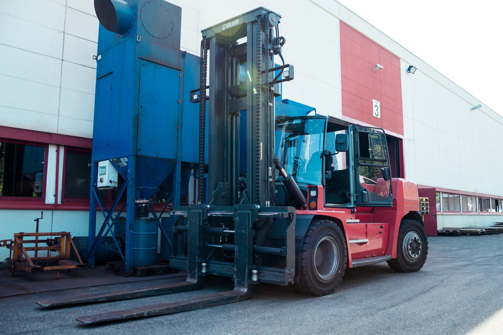 Bock Maschinenbau'nun Lorch'taki üretim holü önünde Kalmar 16 t forklift