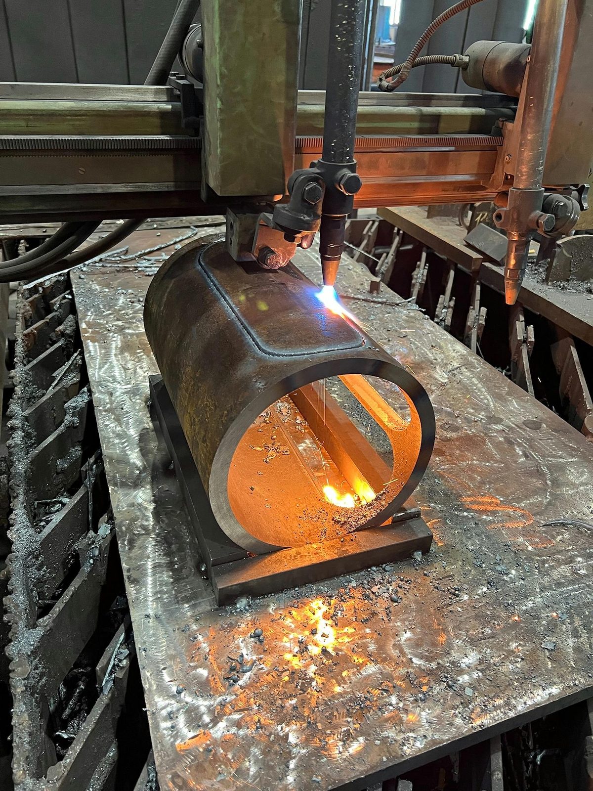 作为金属制作来料加工商在钢管上进行的 3D 管材激光切割和等离子切割 – Bock Maschinenbau Lorch