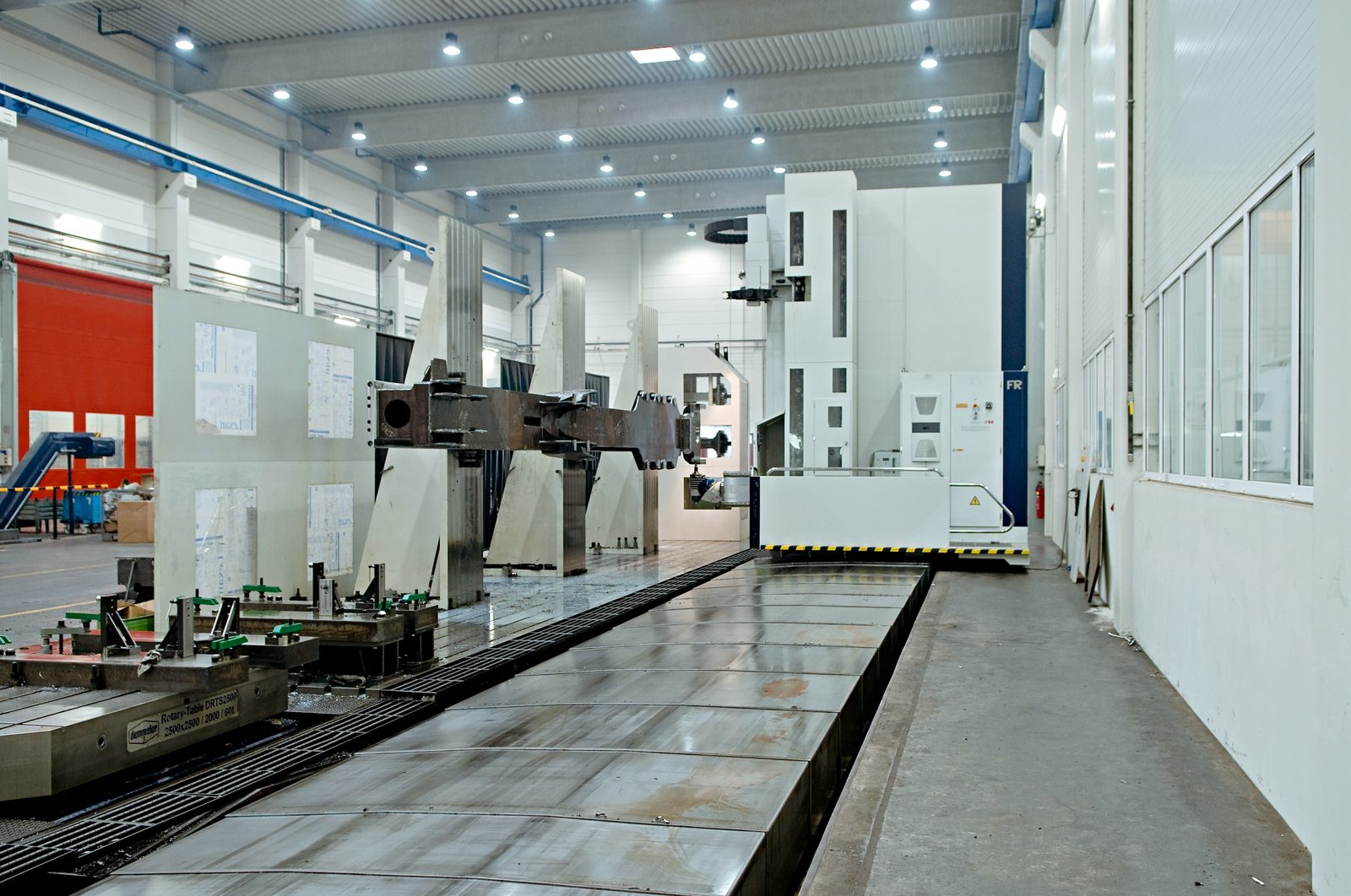 动柱式铣削加工中心 Soraluce，搭载 Demmeler 回转工作台，配备 20,000 毫米、4,000 毫米、1,600 毫米，适用于车铣件