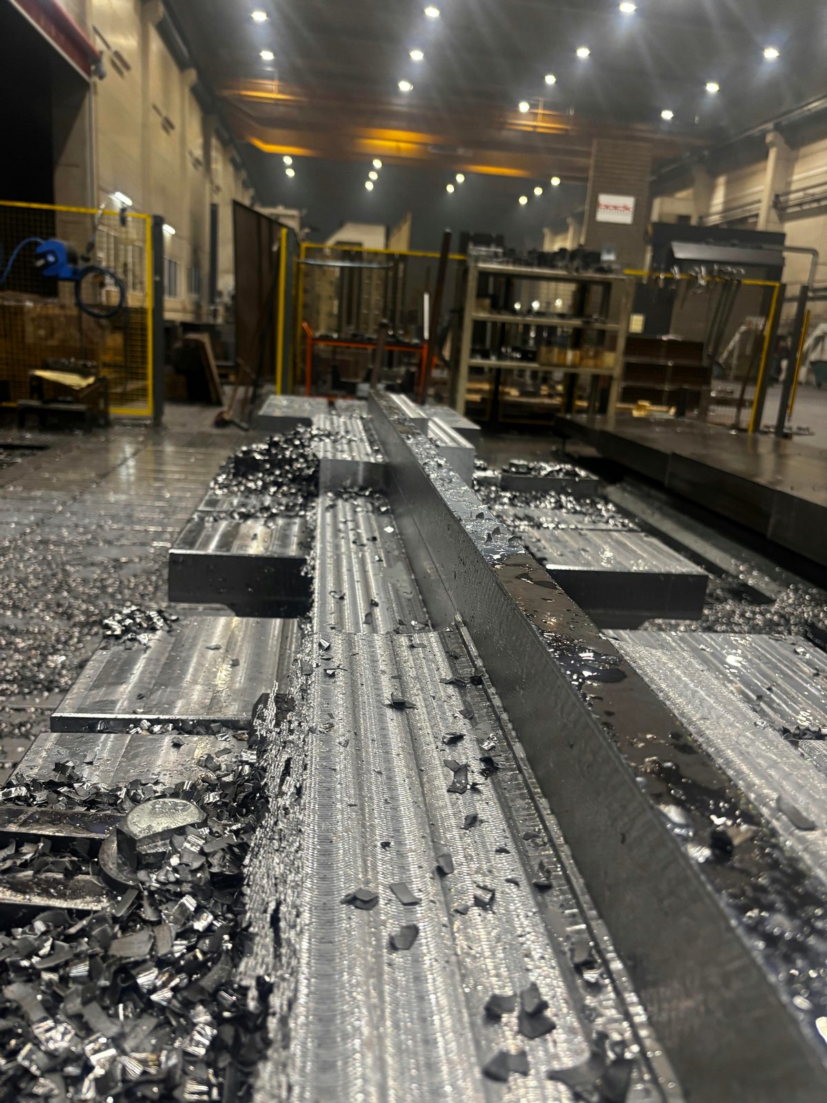 Zayer Thera W 工作台上的长条钢制工件 —— 委托加工龙门铣削，可加工长度达 26 米 的工件